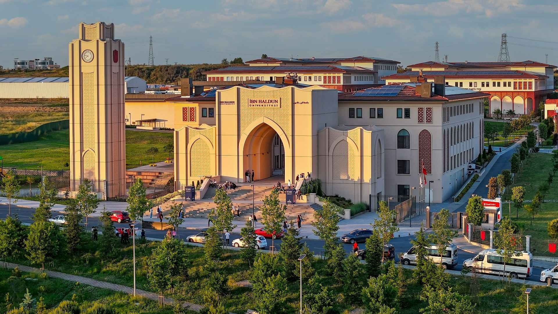 İbn Haldun Üniversitesi Başakşehir Yerleşkesi ana giriş binası ve saat kulesi, gün batımında